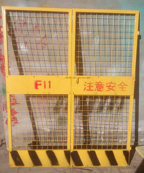 工地電梯防護(hù)門.jpg